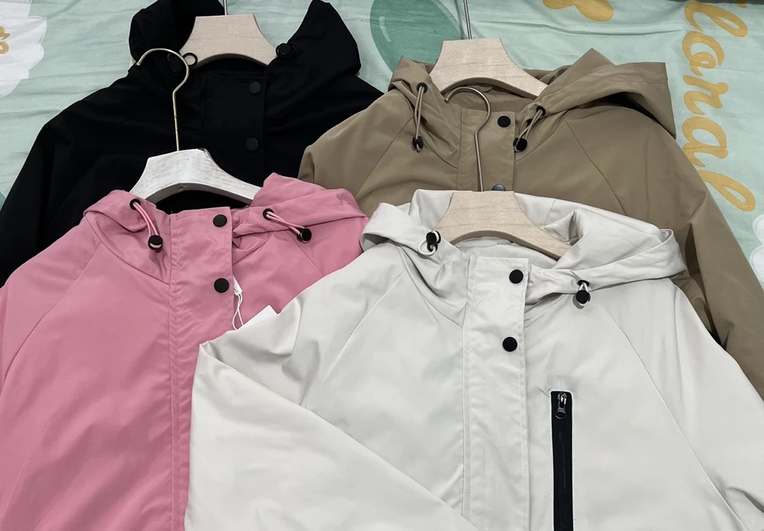 【百搭不挑人】【库存不多】时尚洋气百搭宽松连帽纯色短外套7705