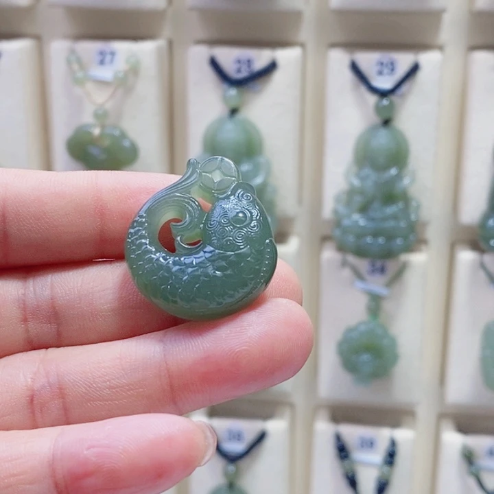 瞳***伤和田玉未镶嵌颈饰