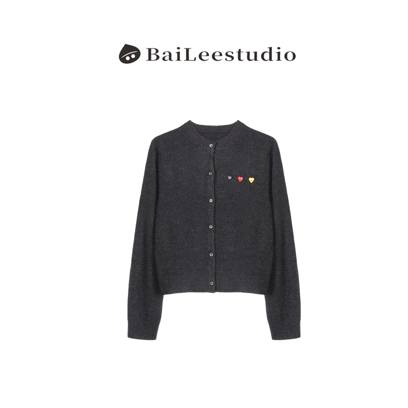 【柏栗良品】205秋冬新品~经典版型圆领单排扣爱心刺绣针织衫33002