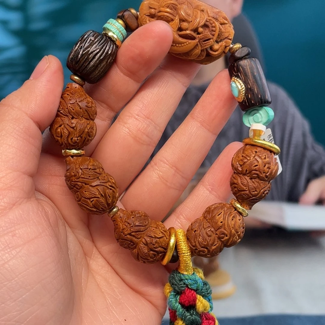 桃核锦灰堆核雕作品