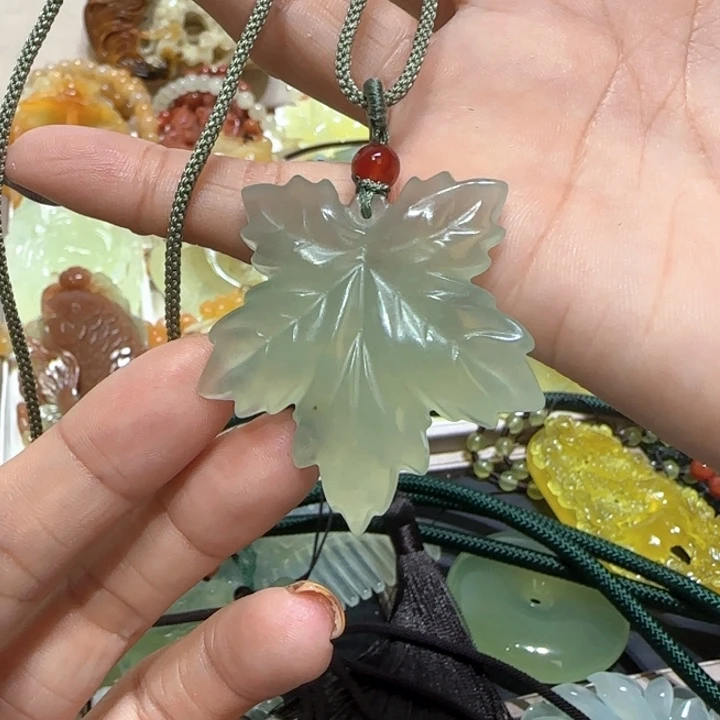 未镶嵌蛇纹石玉吊坠