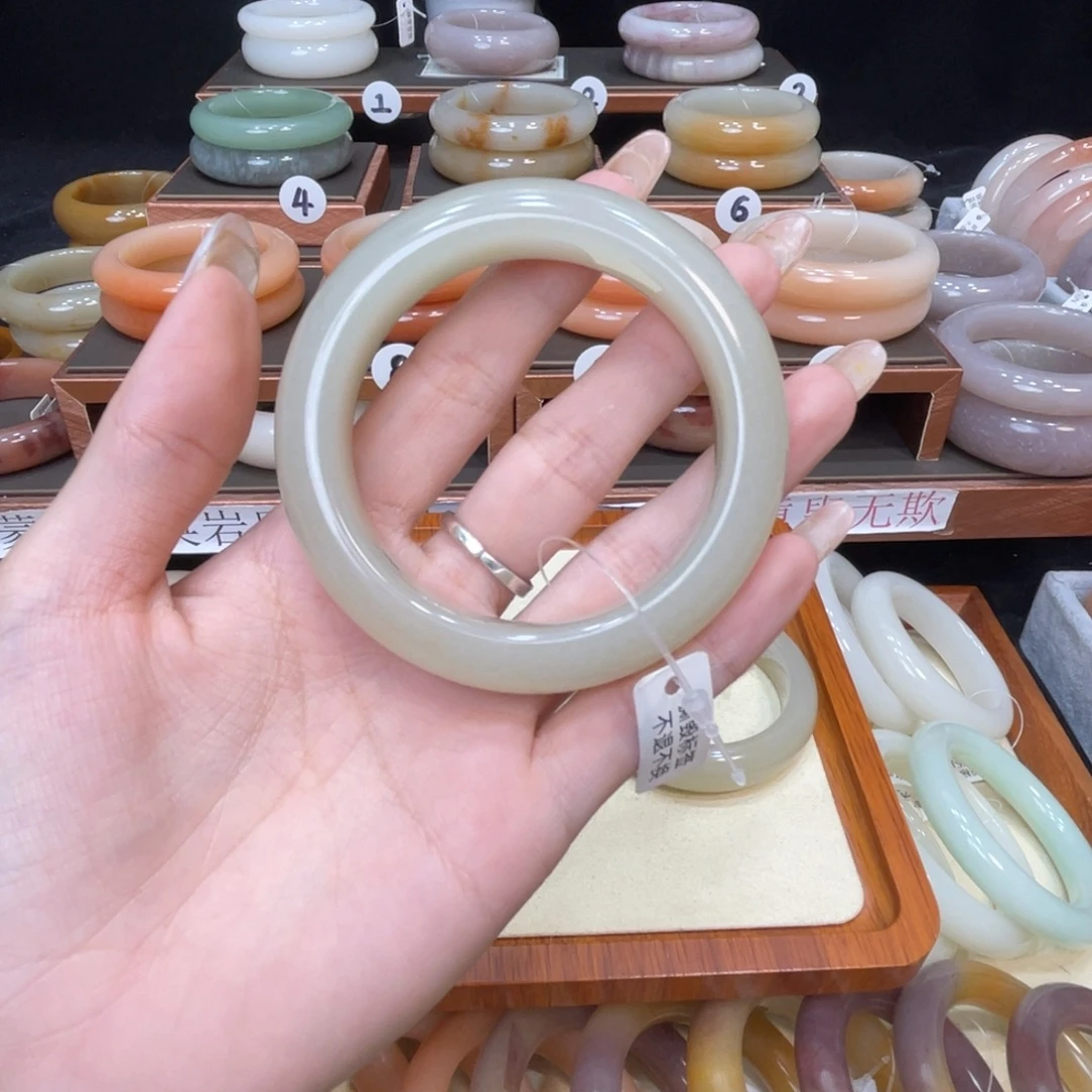 ****比石英岩玉未镶嵌手镯