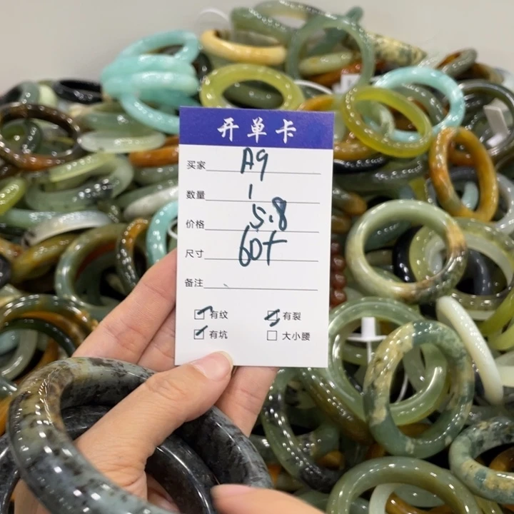 蛇纹石玉未镶嵌手镯多样性