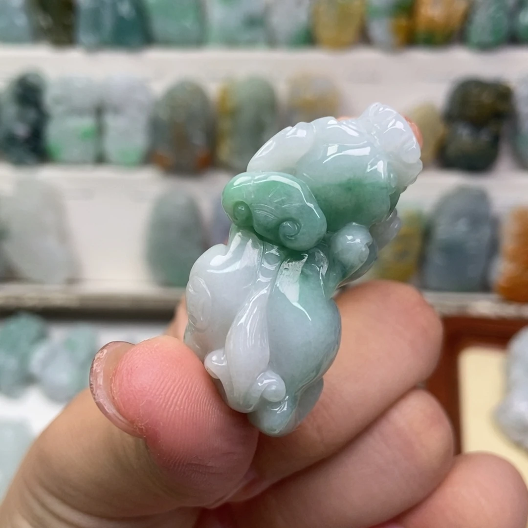 弹***间翡翠未镶嵌吊坠(赠链)