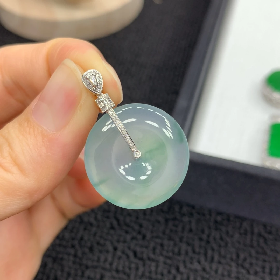 翡翠18K金镶嵌颈饰平安扣