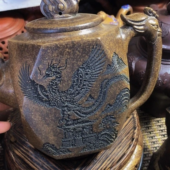 茶壶紫砂原矿泥料手工制作的一把紫砂壶。