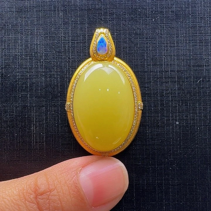 颈饰18K金镶嵌和田玉