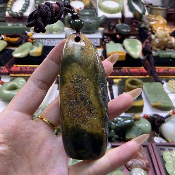 未镶嵌岫岩河磨玉（透闪石质玉）把件