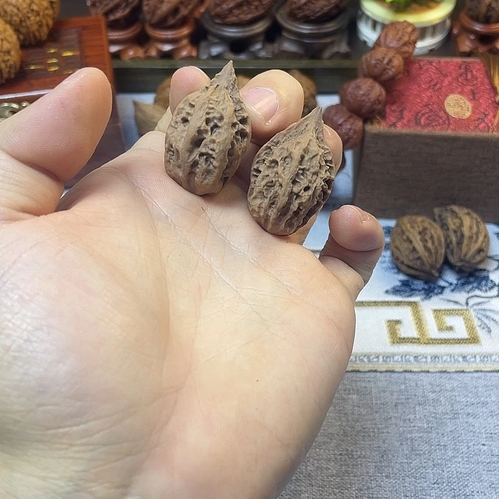 核桃东北楸子手把件