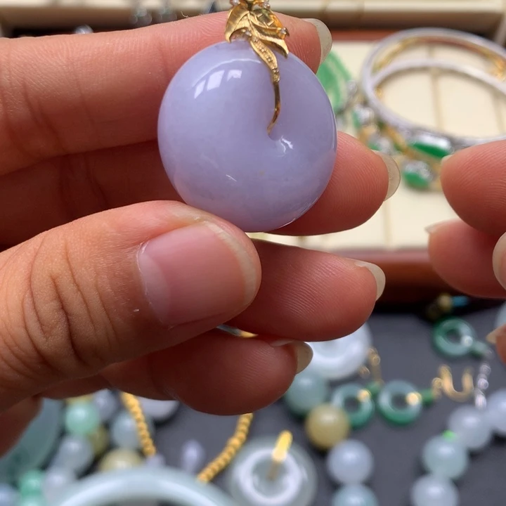 翡翠18K金镶嵌颈饰紫肥扣