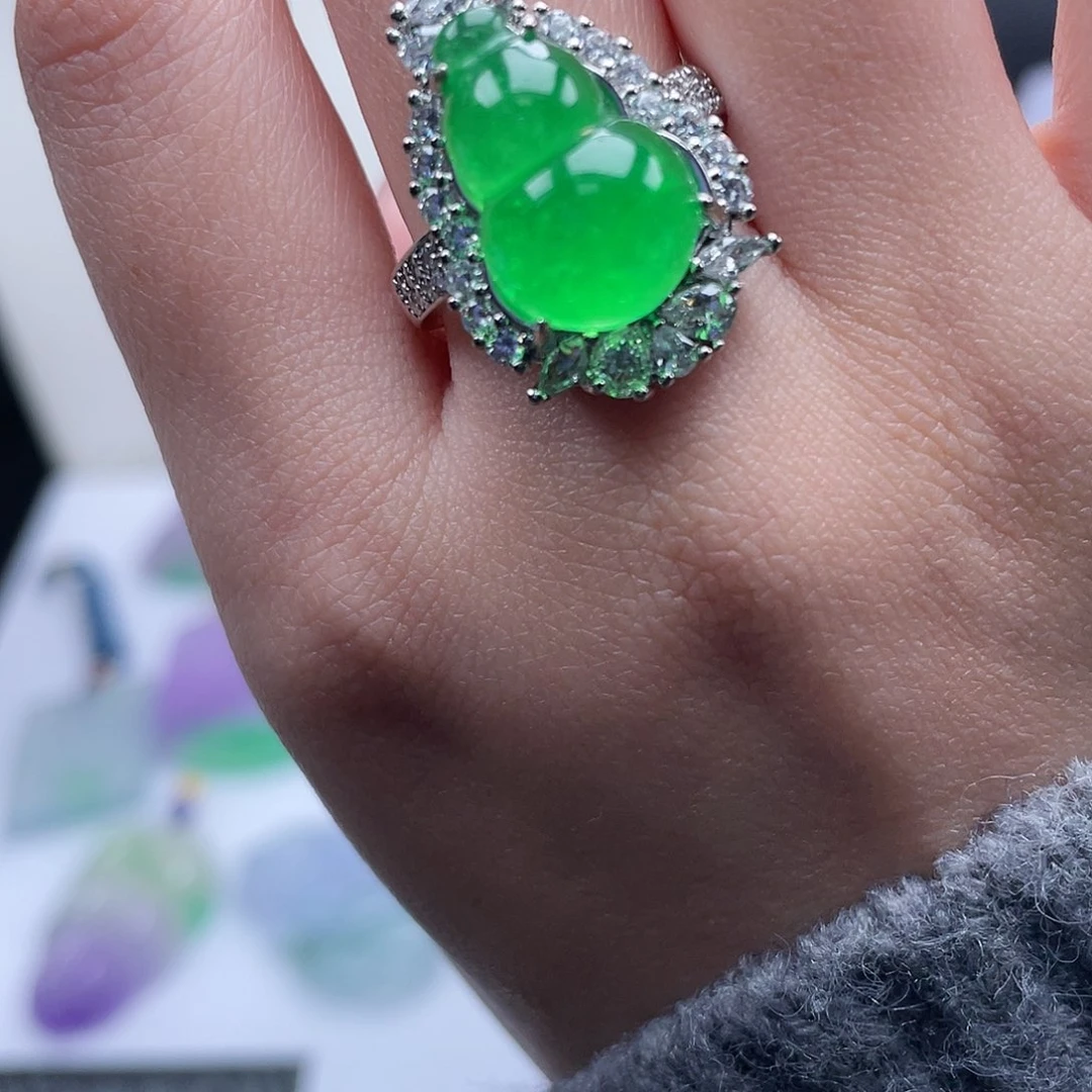 翡翠吊坠(赠链)未镶嵌