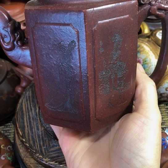 茶壶紫砂原矿泥料手工制作的一把紫砂壶。