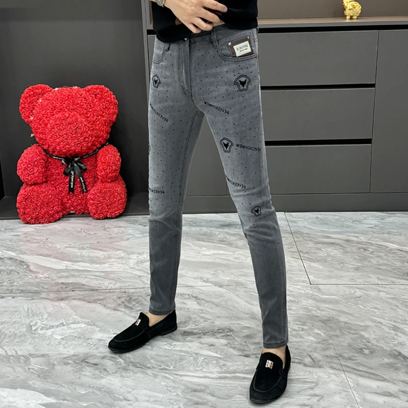 男士灰色牛仔裤2025春秋款潮流烫钻修身小脚裤痞帅休闲百搭长裤子