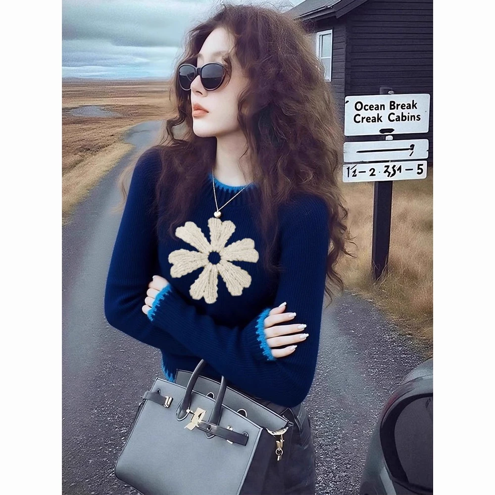 蓝色花朵撞色边毛衣女2025冬季新款高级感巨好看的叠穿针织衫上衣