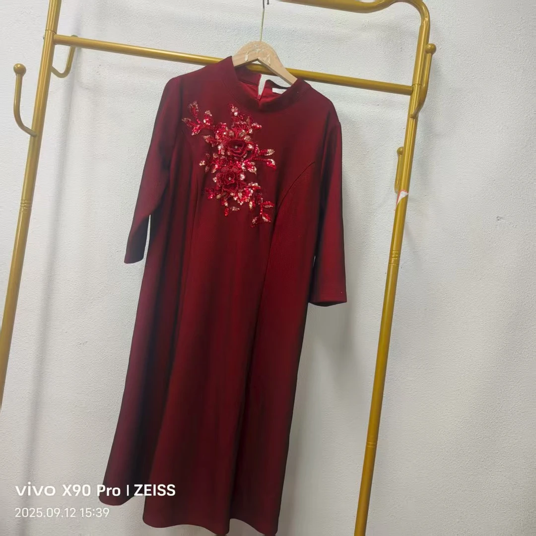 唯琳剪标   3仓P2-9-24060款   枣红色圆领刺绣连衣裙