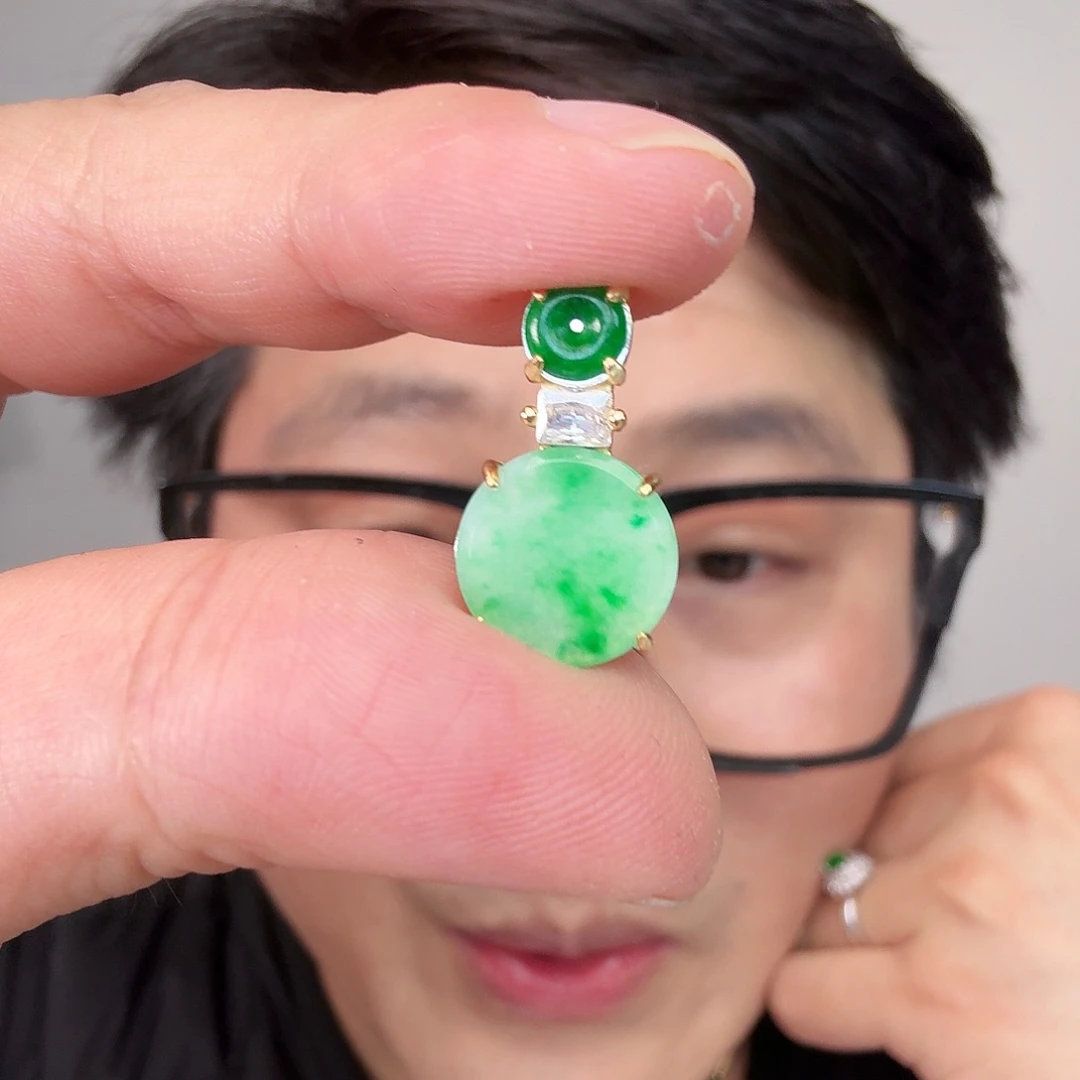 翡翠未镶嵌颈饰一件