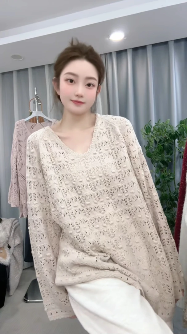 【锦瑄家】休闲遮肉显瘦罩衫上衣2025气质时尚设计感V领慵懒镂空