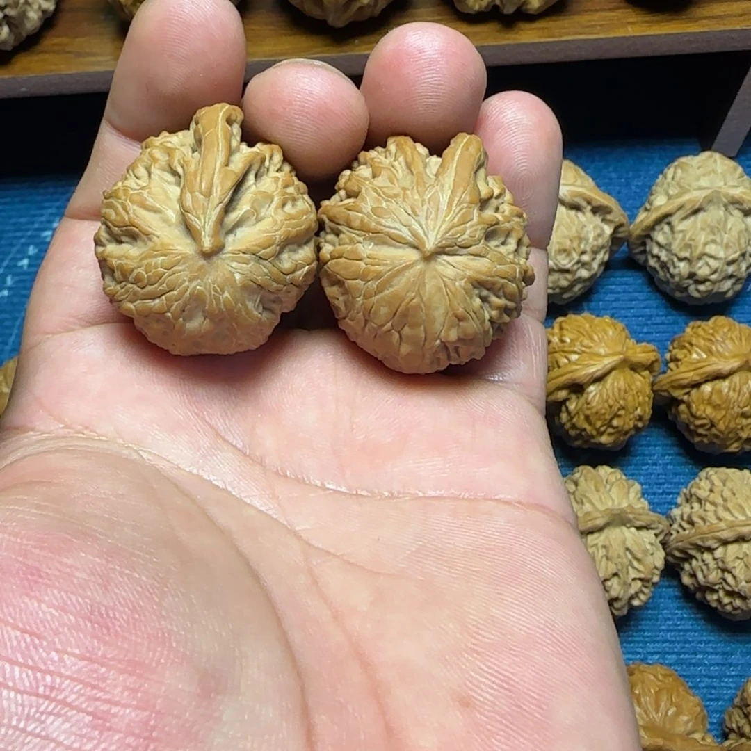-***鲁文玩核桃把件全品宫灯一根筋