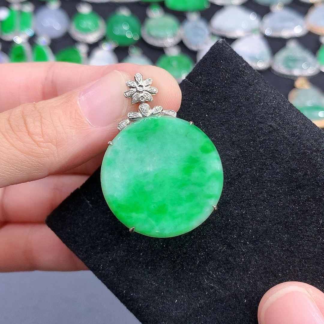 翡翠18K金镶嵌颈饰