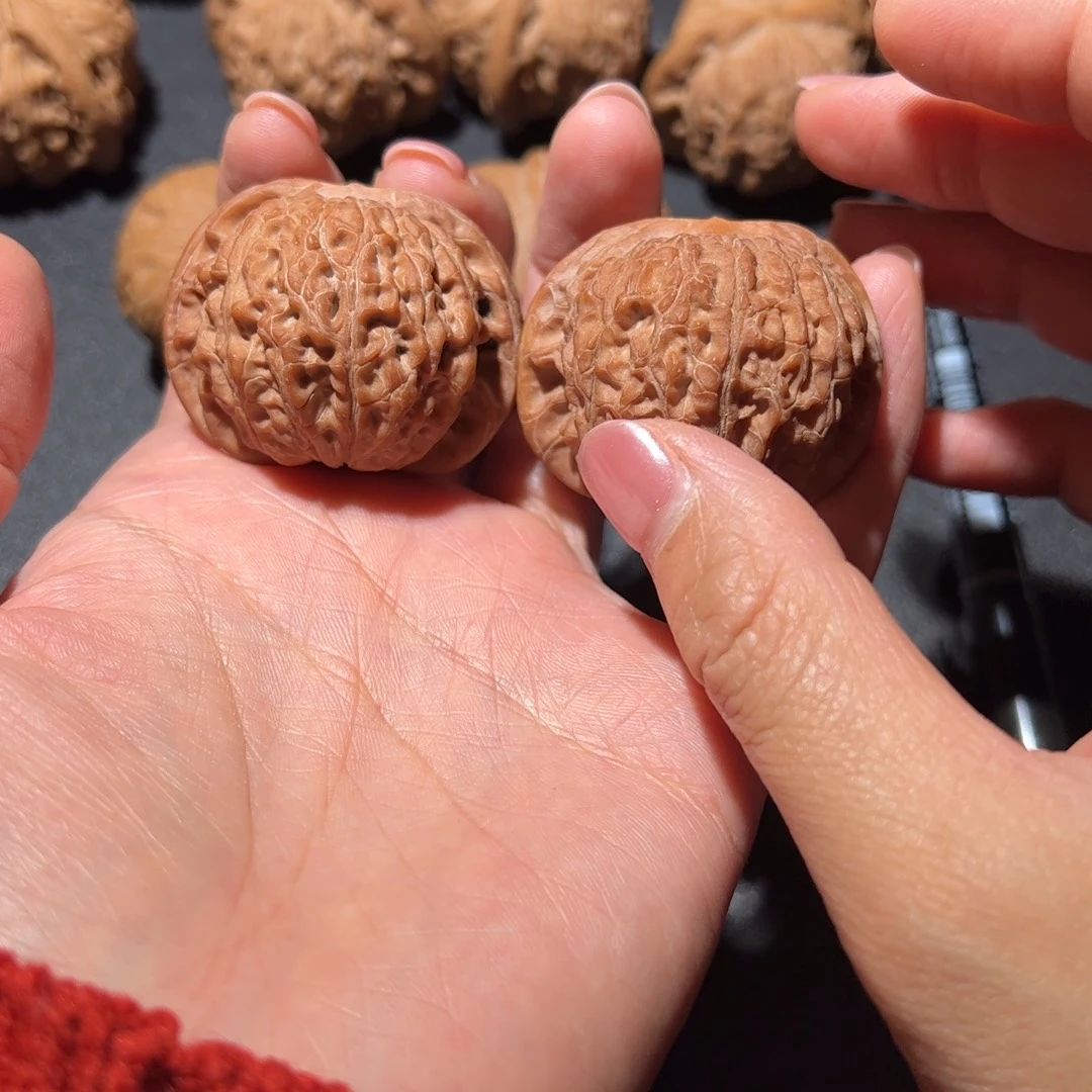 文玩核桃吊坠血麒麟