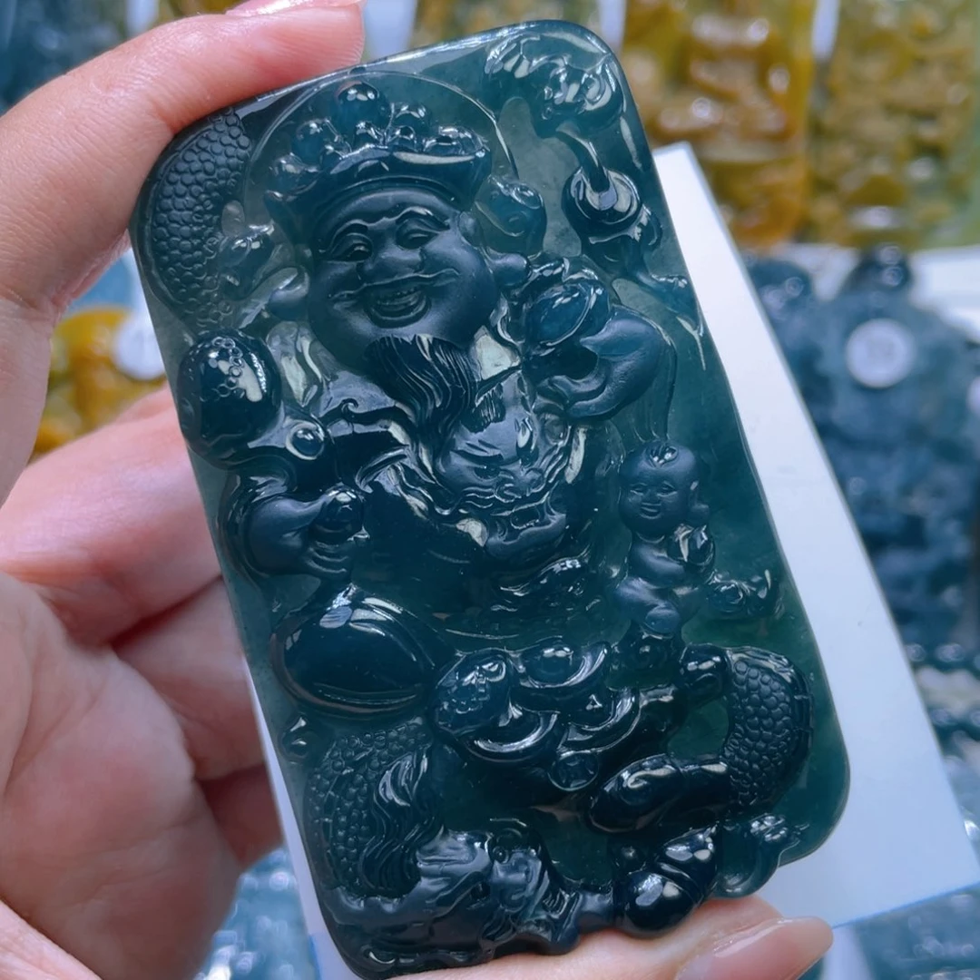 翡翠未镶嵌颈饰春**年