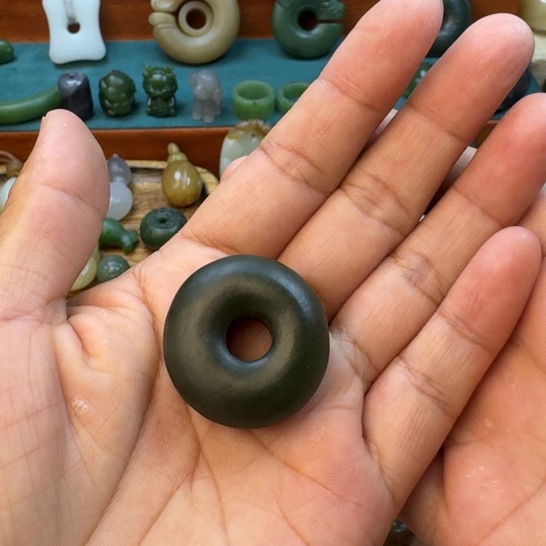 左***の和田玉未镶嵌颈饰