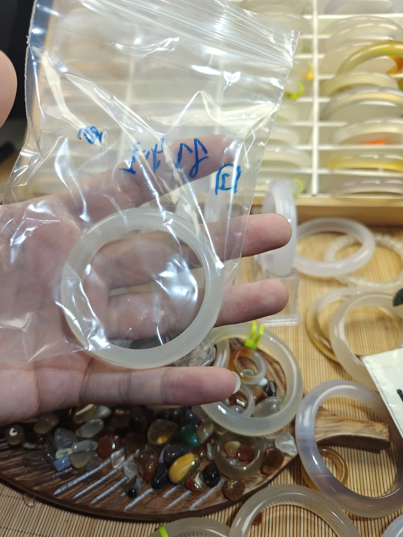 天然玛瑙手镯嘎嘎好