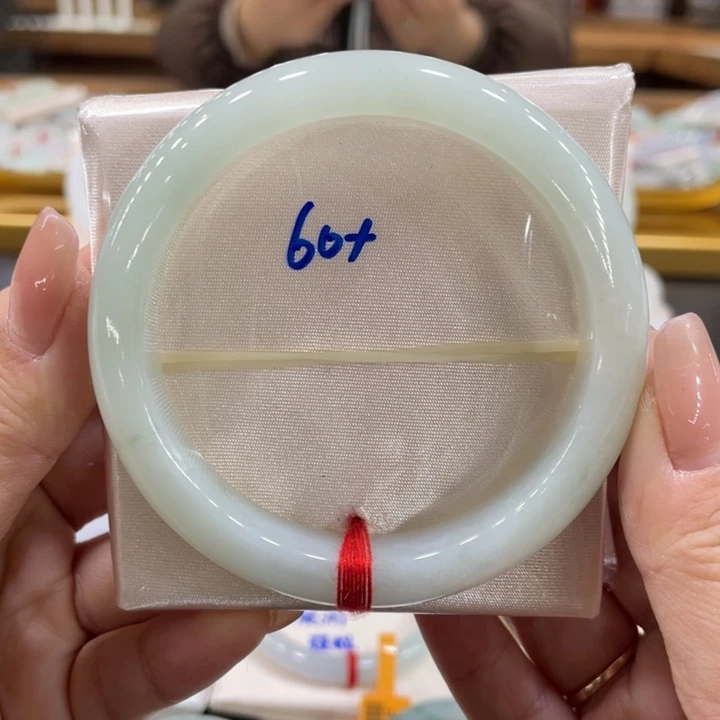 翡翠手镯未镶嵌翡翠