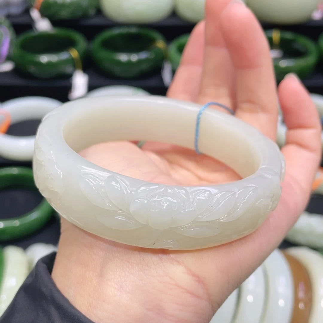 未镶嵌手镯和田玉2。    圈口62