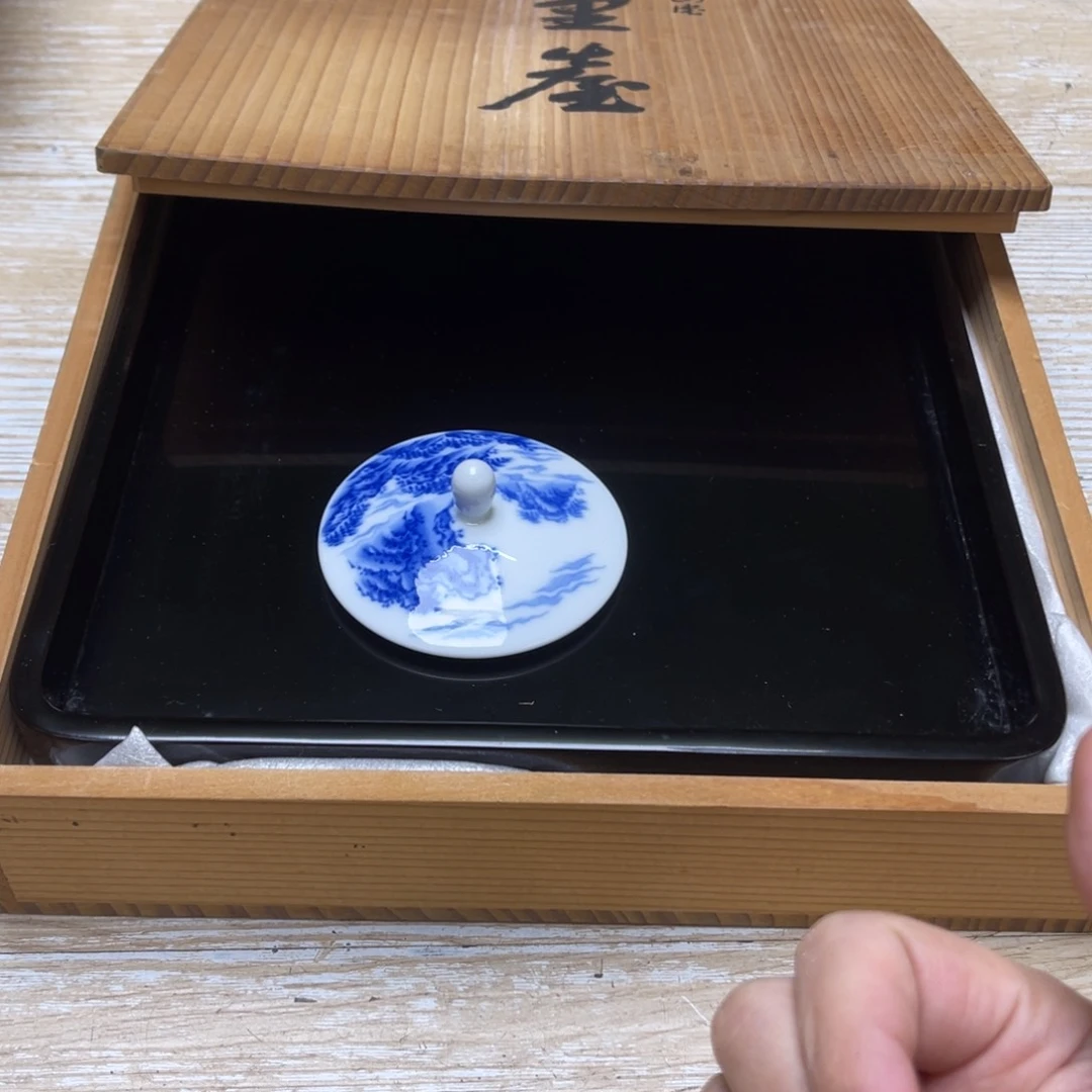 瓷片密密麻麻地排列着一个