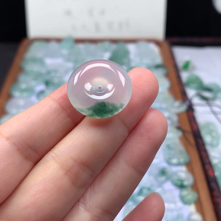 颈饰未镶嵌翡翠冰种飘花肥扣子