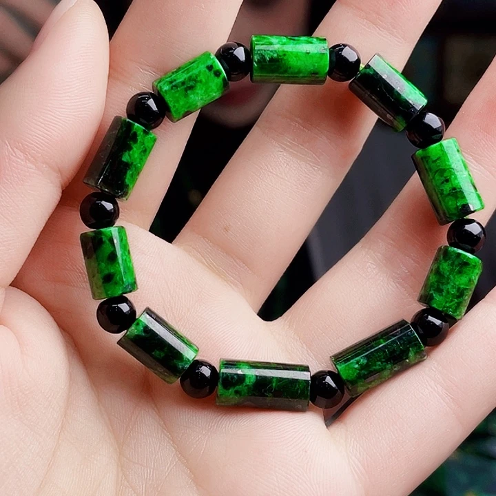 翡翠未镶嵌颈饰多样性