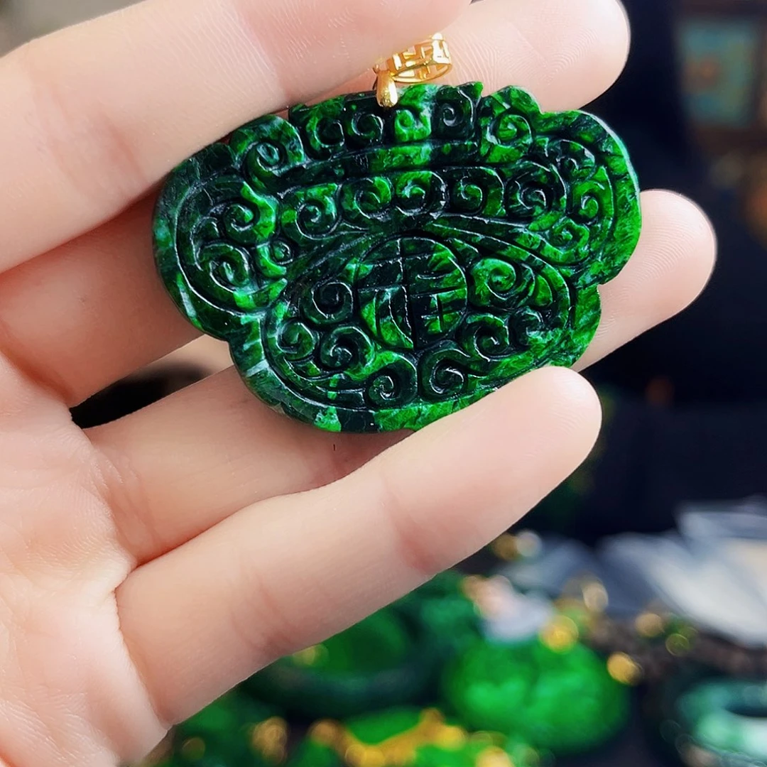 颈饰18K金镶嵌翡翠多样性