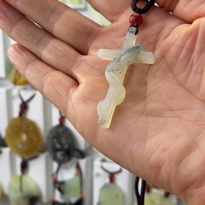 蛇纹石玉合金颈饰子*