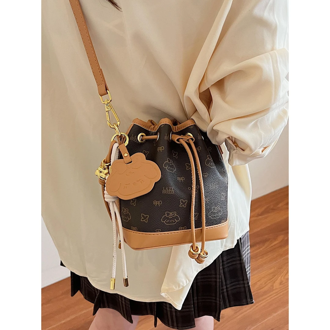 2025新款复古抽绳水桶包百搭高级感超火单肩斜挎包潮手提女包时尚