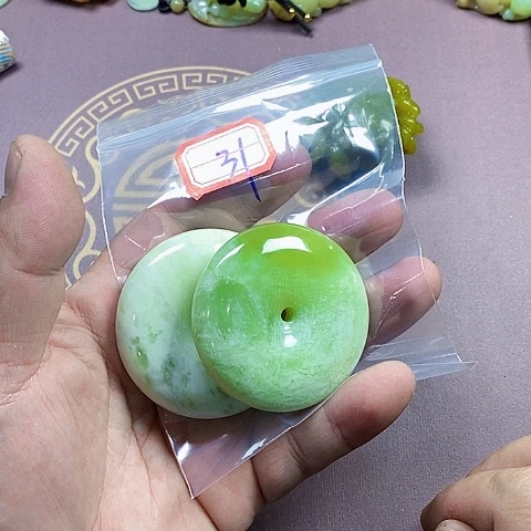 未镶嵌蛇纹石玉颈饰彩****?