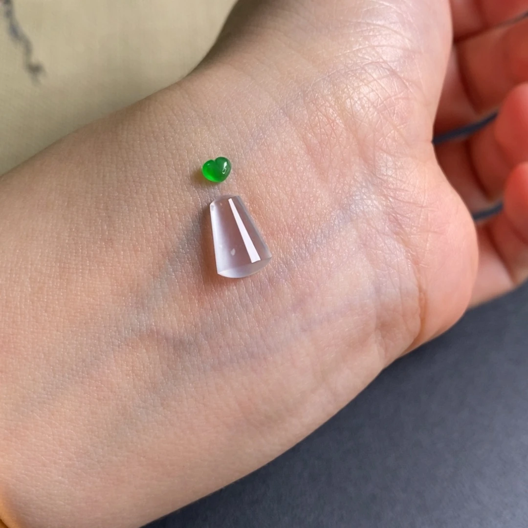 翡翠未镶嵌颈饰缅料一套