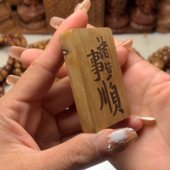 檀香木其他老山檀香手把件瑕疵