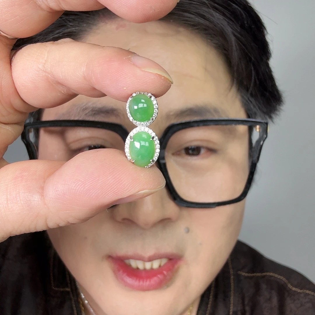 翡翠未镶嵌颈饰一件