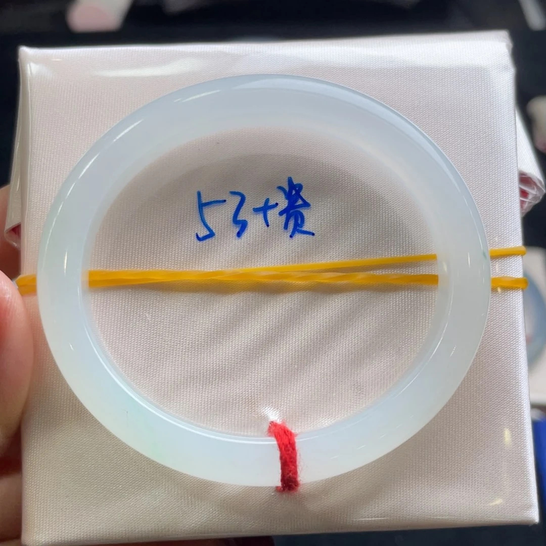 翡翠手镯未镶嵌翡翠手镯