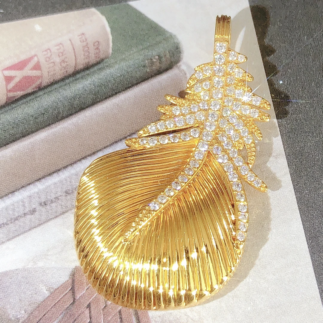 【皇冠轻奢】18k金镶嵌天然贝母天使之羽波西米亚飘逸羽毛吊坠 A700