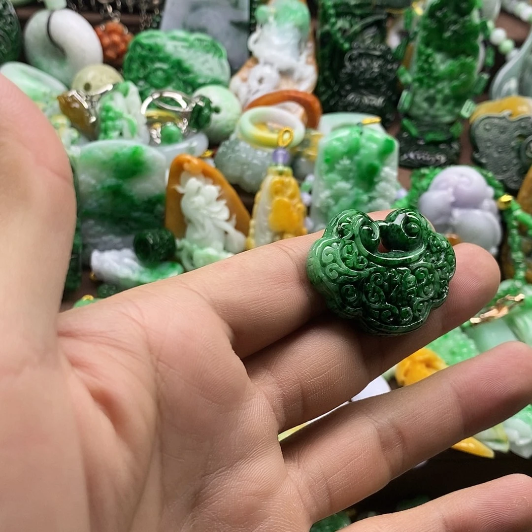 翡翠未镶嵌颈饰锁