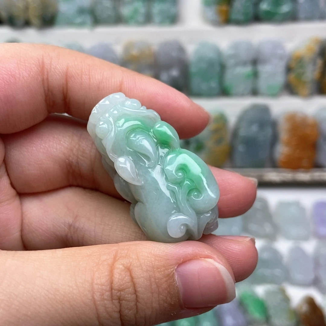 翡翠未镶嵌吊坠(赠链)