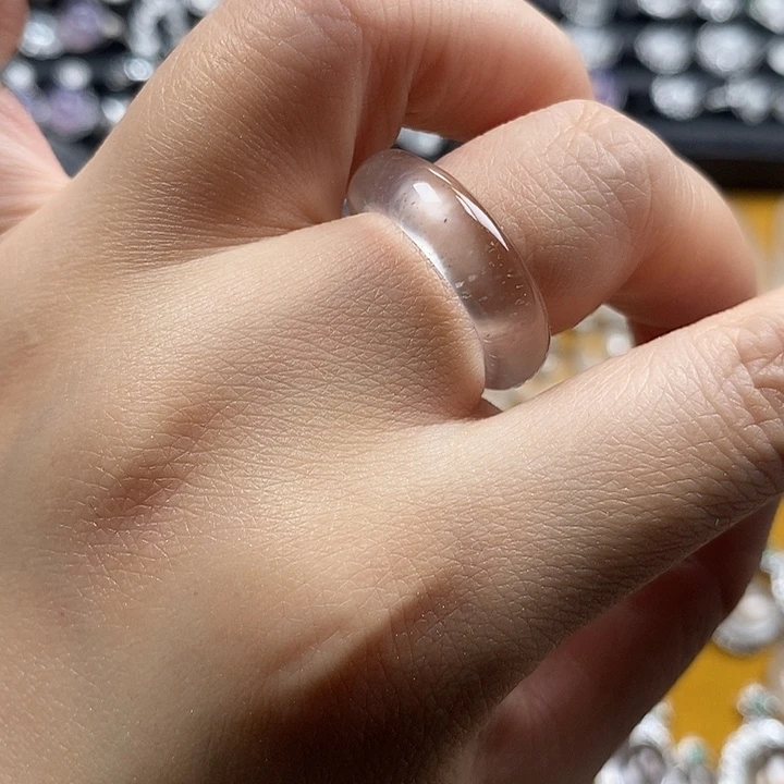 落****石英质玉未镶嵌颈饰