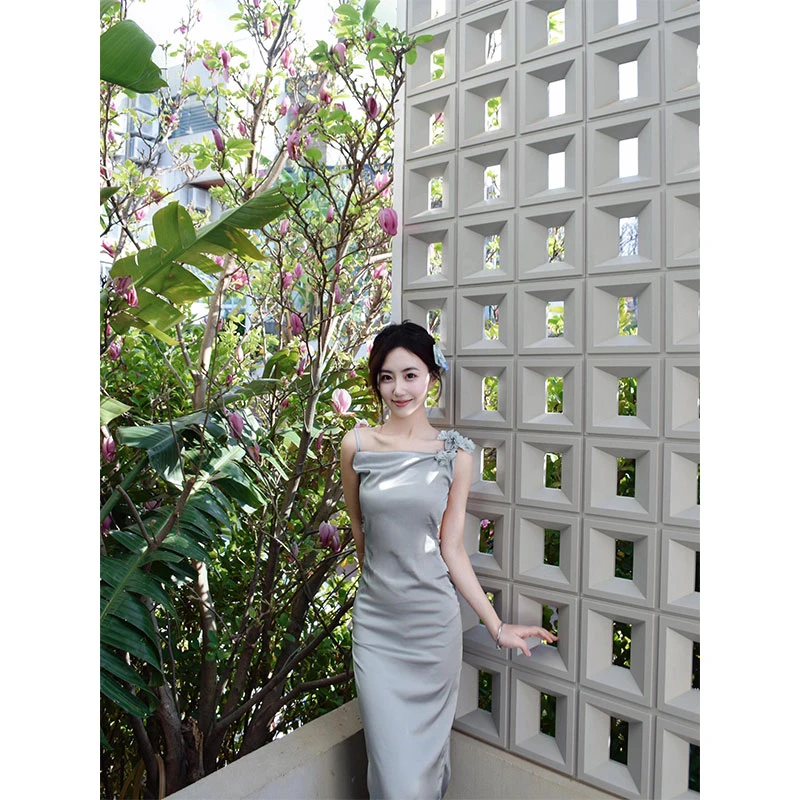 2025辣妹设计感缎面高级感性感大露背礼服花朵装饰荡领显瘦连衣裙