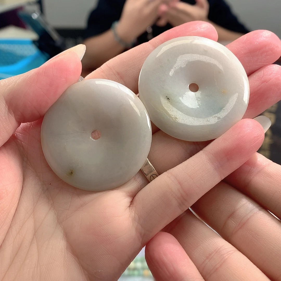 翡翠未镶嵌颈饰有裂