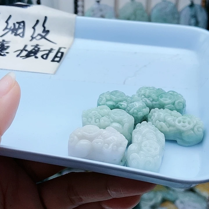 颈饰足铂镶嵌翡翠翡翠