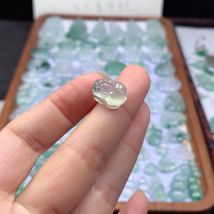 颈饰未镶嵌翡翠冰种飘花貔貅