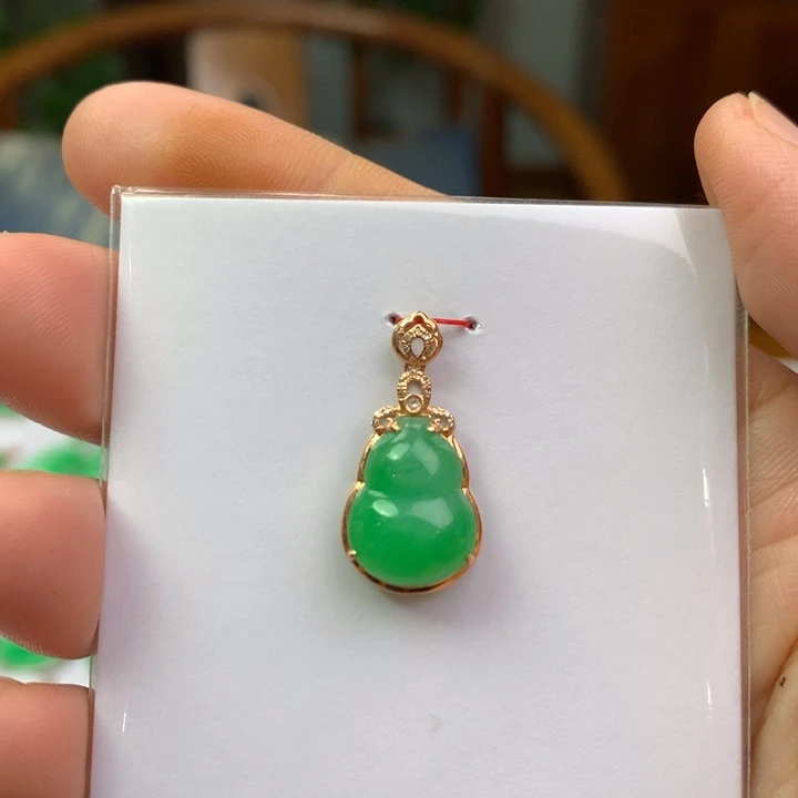 翡翠18K金镶嵌颈饰翡翠吊坠