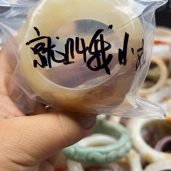 石英岩玉手镯未镶嵌就****吧